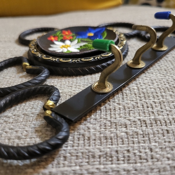 3 Hook Floral Leather Patched Embossed Wrought Iron Key Holder 6.75"×5" Germany - Picture 4 of 7